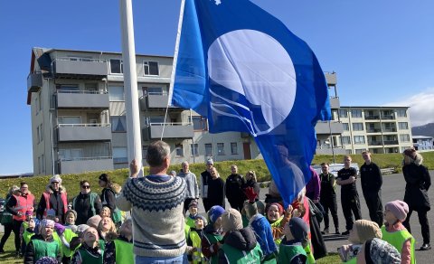 Bláfánanum flaggað við Langasand